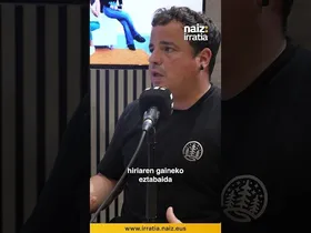 Asier Basurto Arruti eta ‘Turismoa, desazkundera bidaia’ liburua. edukiaren irudi txikia
