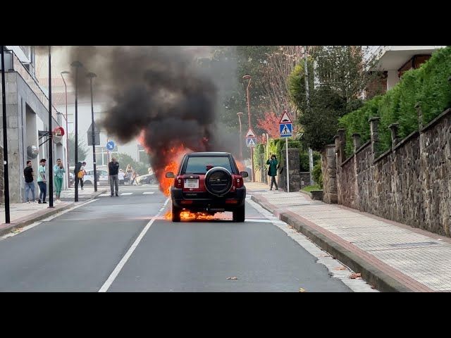 Su hartu du auto batek Legazpin bideoaren irudi txikia