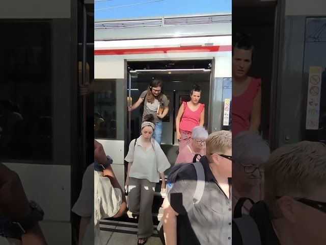 Renfe autobusez egiten ari da C-3 lineako Arrigorriaga eta Abando arteko ibilbidea bideoaren irudi txikia