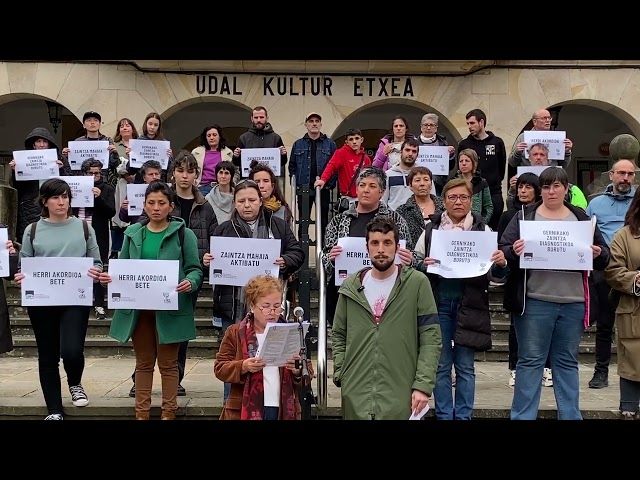 Zaintza publiko komunitario baten aldeko agerraldia egin dute bideoaren irudi txikia