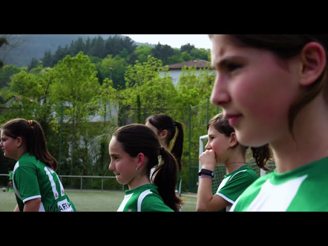 AIARALDEAN FUTBOLA EUSKARAZ 06 Indarrako neska taldea bideoaren irudi txikia