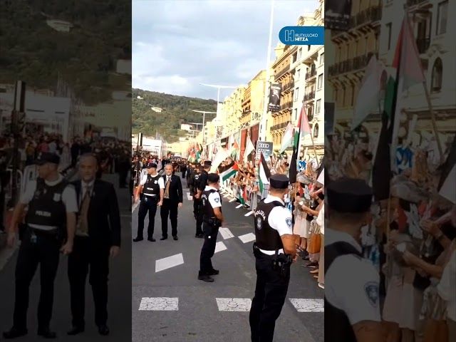 Palestinaren aldeko elkarretaratzea Zinemaldiaren hasieran bideoaren irudi txikia