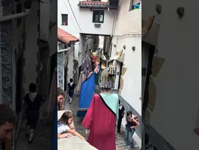 📍MUTRIKU [Jaiak] 😃Mahonezko jantzi da Piñastei Egunean Mutrikuko portua. bideoaren irudi txikia