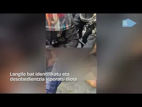 Tubos Reunidoseko langileen aurka oldartu da Ertzaintza BBVAren akziodunen batzarraren aurrean bideoaren irudi txikia