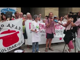 26/07/29 Kaleko Afari Solidarioak ekimenaren debekua salatzeko mobilizazioa edukiaren irudi txikia