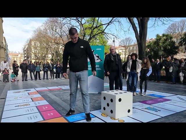 Donostiako 'Monopoly'-a irudikatu du EH Bilduk, etxebizitza ez dela «jolasa» aldarrikatzeko bideoaren irudi txikia