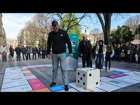 Donostiako 'Monopoly'-a irudikatu du EH Bilduk, etxebizitza ez dela «jolasa» aldarrikatzeko edukiaren irudi txikia