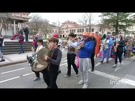 Doinua musika eskolako fanfarrearen inauteri kalejira edukiaren irudi txikia