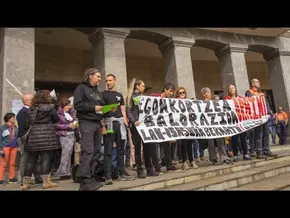 Kalera atera dira Laudioko udal langileak, bizi duten 'ezinegon, ziurgabetasun eta kezka' salatzeko bideoaren irudi txikia