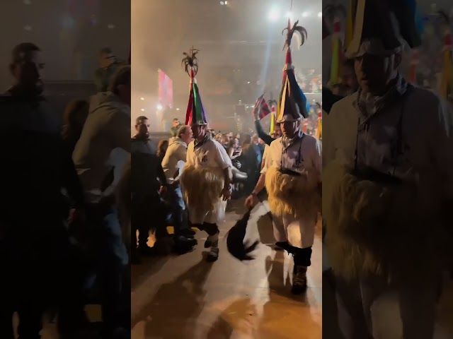 Lekukoa eskuan zuela sartu zen Esne Beltza bere azken kontzertura. bideoaren irudi txikia