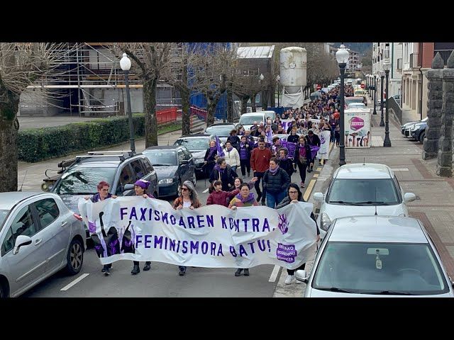 Antifaxismoaren aldarria eskuan hartu ebazan kaleak Arratiako Mugimendu Feministak martiaren 8an bideoaren irudi txikia