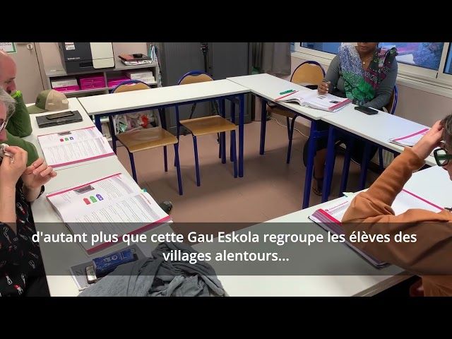 AEK(n) bizi.  Uztaritzeko Gau Eskolako Irantzu permanentea bideoaren irudi txikia