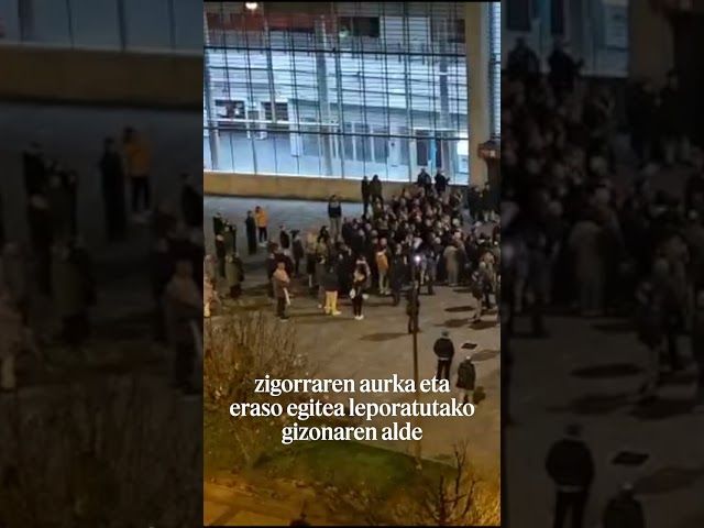 Eraso egitea leporatutako gizonaren aldeko elkarretaratzea bideoaren irudi txikia