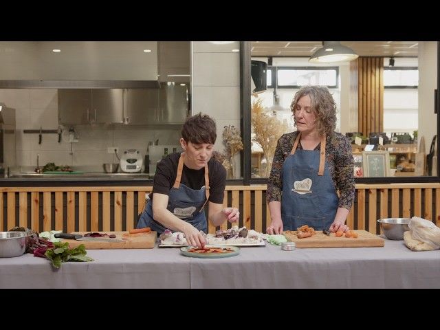 Aitziber Gorosabelek eta Anne Otegik barazki carpaccioa prestatu dute bideoaren irudi txikia