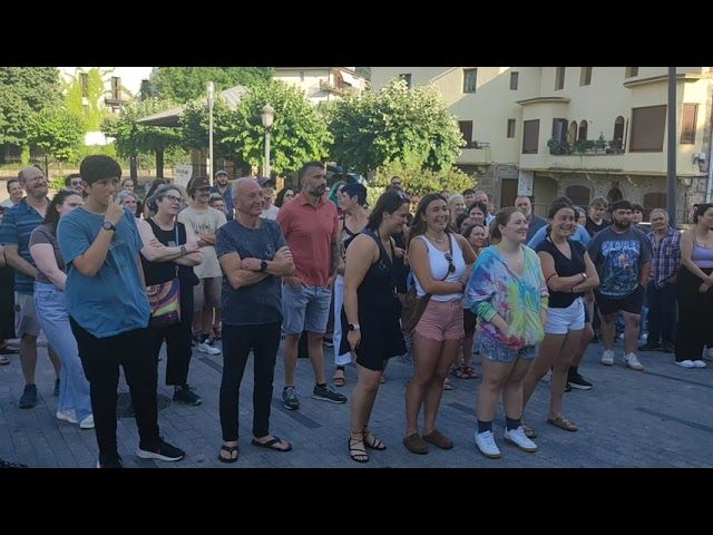 Ateak Ireki 2025. Idiazabalen egin diete harrera. bideoaren irudi txikia