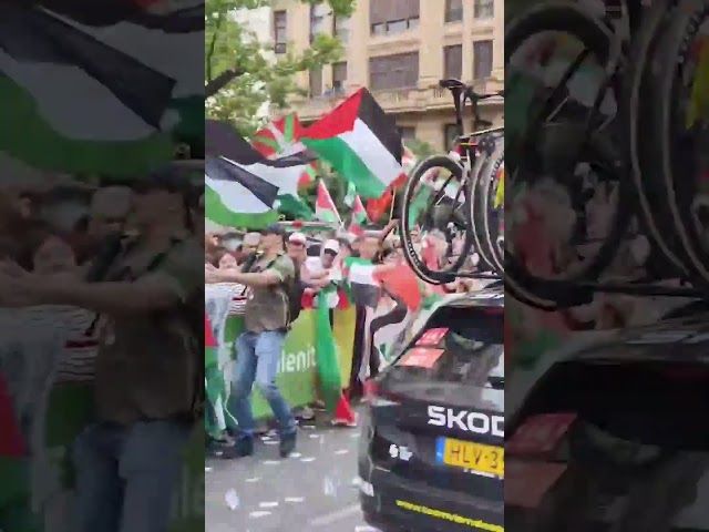 Vueltako Bilboko etapa geldiarazi dute Israelen aurkako protestek, eta ez dira helmugara iritsi bideoaren irudi txikia