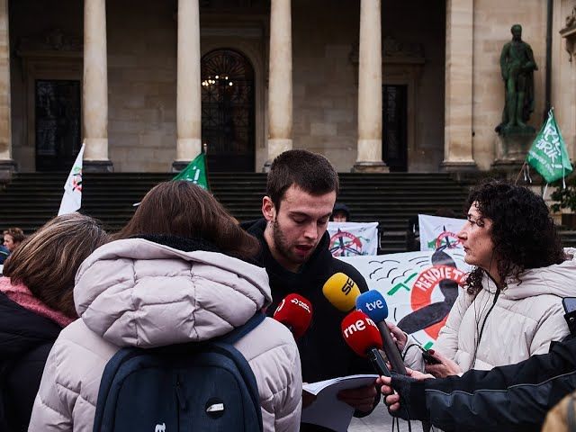 Arabako Mendiak Aske: concentración en defensa de los montes alaveses bideoaren irudi txikia