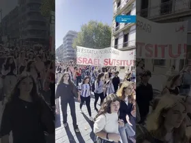 Mila ikasle greban ontzidiaren eta Palestinaren alde edukiaren irudi txikia