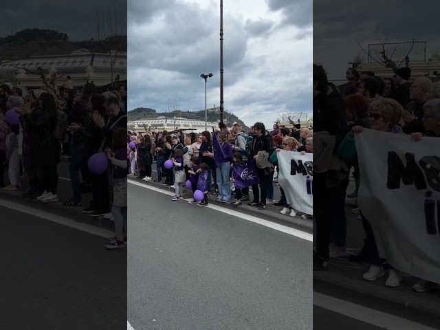 Martxoak 8 - Askotariko borroka feministek bete dituzte Donostiako kaleak bideoaren irudi txikia