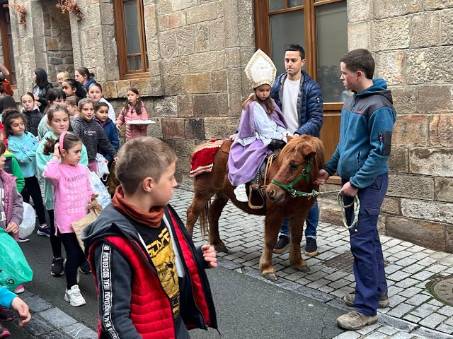 San Nikolas txiki eguna ospatu dute Seguran. bideoaren irudi txikia