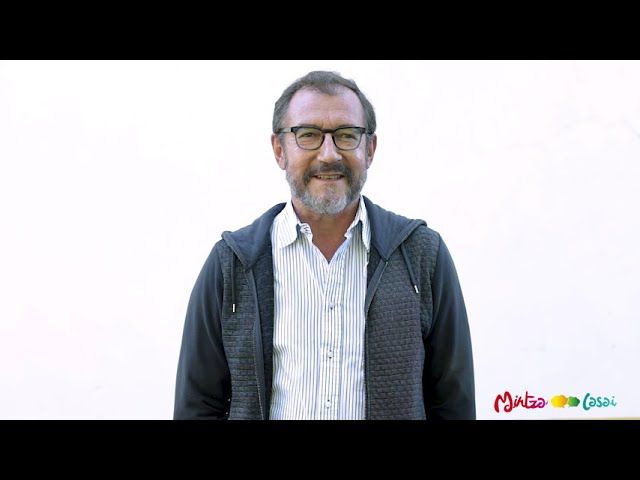 Olivier, euskara plazaren erdian bideoaren irudi txikia