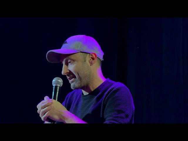 Gorka Erostarbek 'Auzokinak' liburua aurkeztu du Durangoko Azokan bideoaren irudi txikia