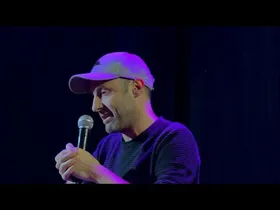 Gorka Erostarbek 'Auzokinak' liburua aurkeztu du Durangoko Azokan edukiaren irudi txikia